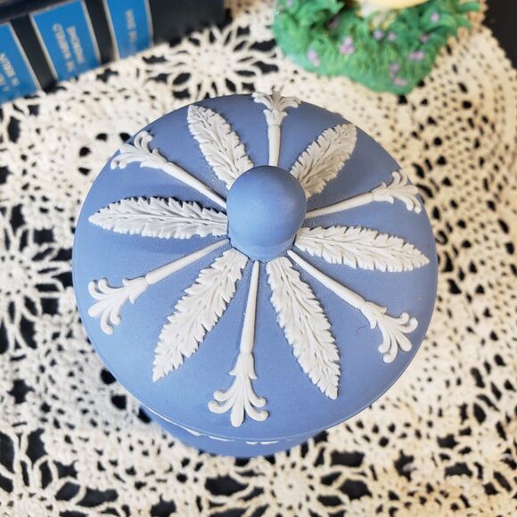 Beautiful Vintage Wedgwood Blue Jasperware Lidded Olympus Jar 5" - Picture 7 of 9